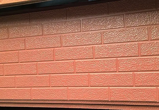 Geschnitztes Hängebrett für die Außenwand